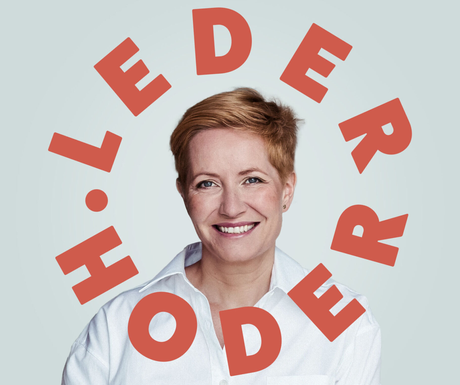 Portrett av Åshild Mathisen med logo av podcasten Lederhoder